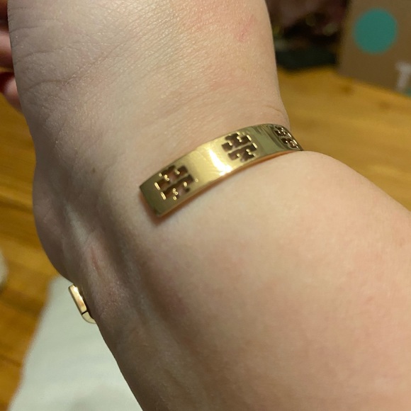 Tory Burch Pierced T Bangle - Picture 4 of 7
